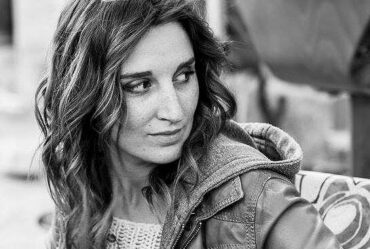Portrait de Rose Bourrelly, fondatrice de l'agence Image noir et blanc portrait de Rose Bourrelly
